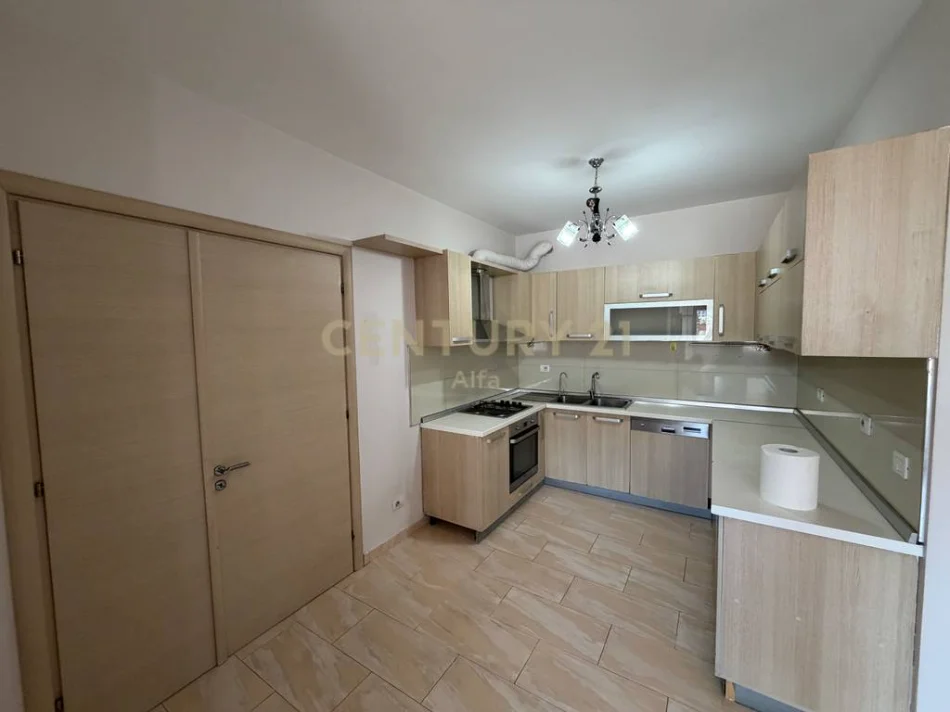 Tirane, jepet me qera apartament 3+1+Ballkon Kati 1, 121 m² 800 € (don bosko)