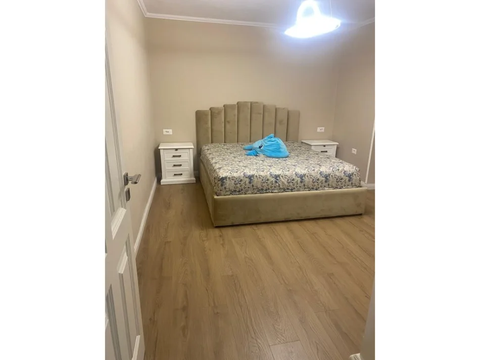 Tirane, jepet me qera apartament 2+1 Kati 5, 600 m² 600 € (xhamlliku)