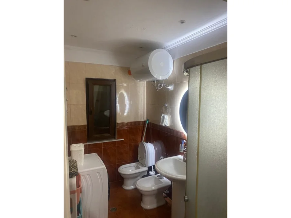 Tirane, jepet me qera apartament 2+1 Kati 5, 600 m² 600 € (xhamlliku)
