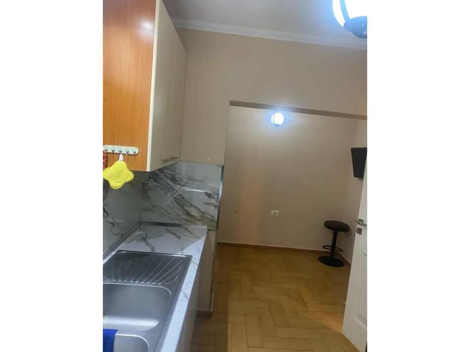 Tirane, jepet me qera apartament 2+1 Kati 5, 600 m² 600 € (xhamlliku)