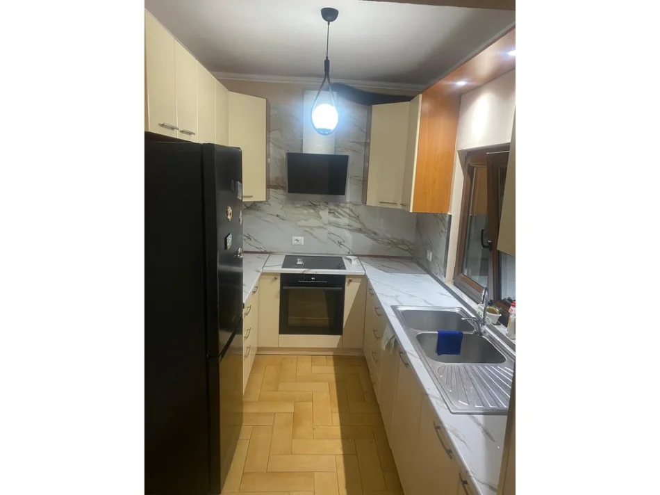 Tirane, jepet me qera apartament 2+1 Kati 5, 600 m² 600 € (xhamlliku)