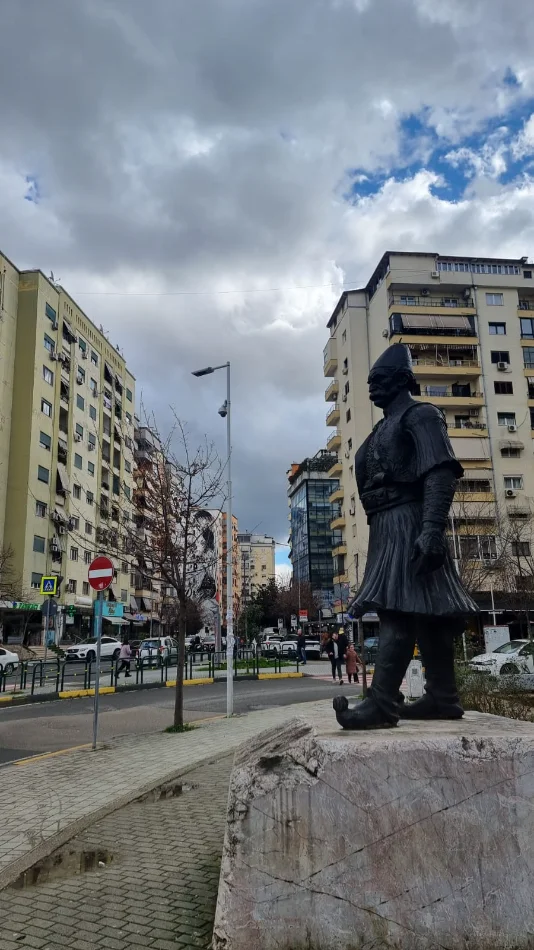 Tirane, shitet apartament 1+1+Ballkon Kati 2, 47 m² 150.000 € (komuna e parisit medar shtylla)