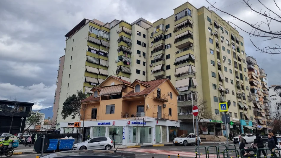 Tirane, shitet apartament 1+1+Ballkon Kati 2, 47 m² 150.000 € (komuna e parisit medar shtylla)