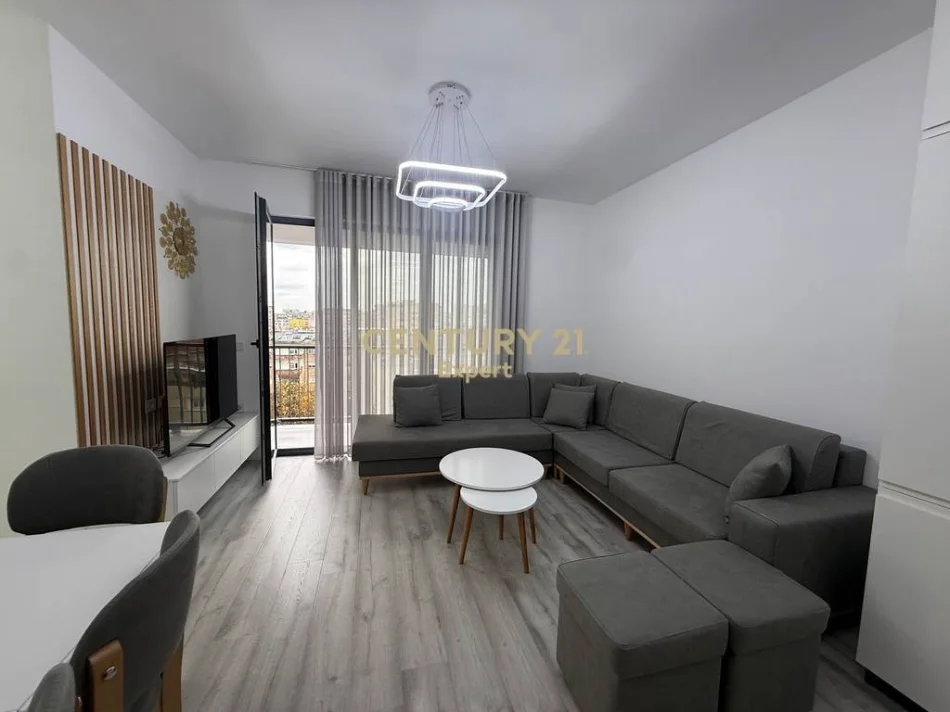 Tirane, jepet me qera apartament 2+1+Ballkon Kati 7, 90 m² 800 € (don bosko)