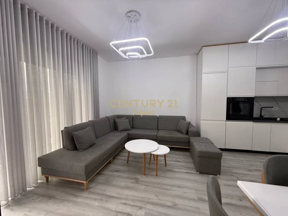 Tirane, jepet me qera apartament 2+1+Ballkon Kati 7, 90 m² 800 € (don bosko)