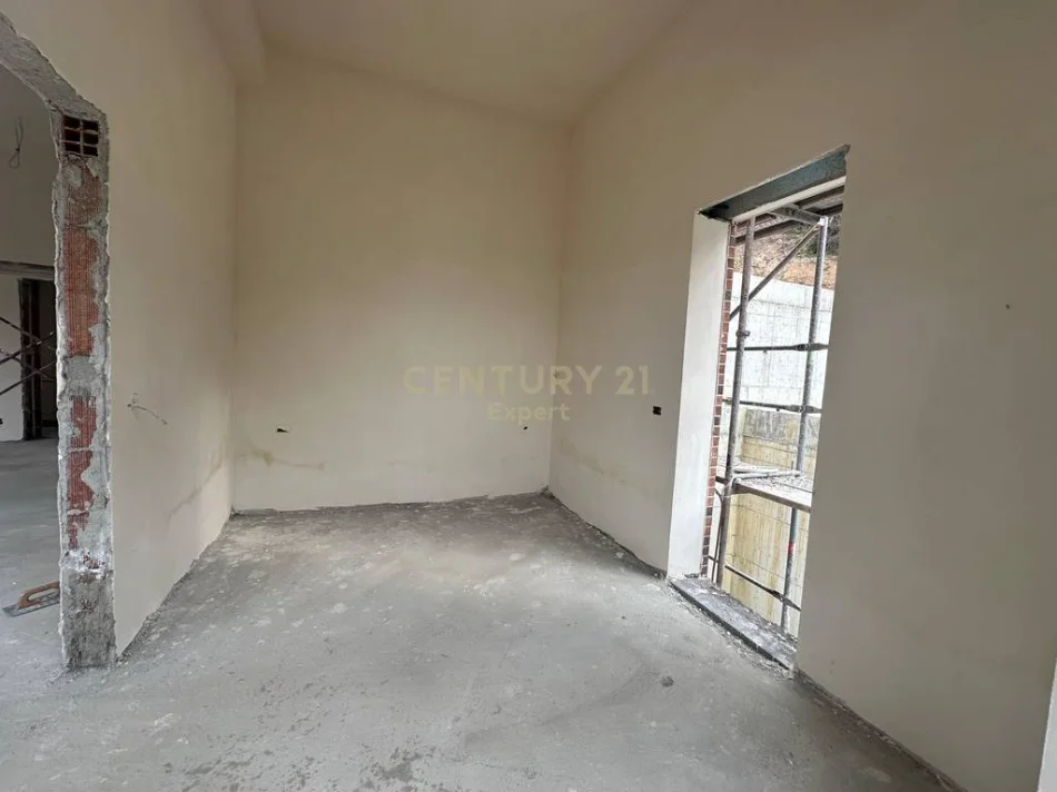 Tirane, shitet apartament 2+1+Ballkon Kati 1, 82 m² 195.000 € (kodra e diellit 2)