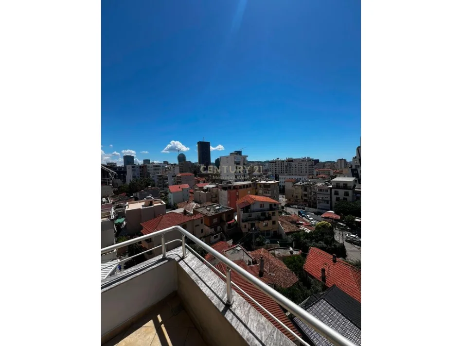 Tirane, jepet me qera apartament 1+1 Kati 8, 70 m² 600 € (Barrikada)