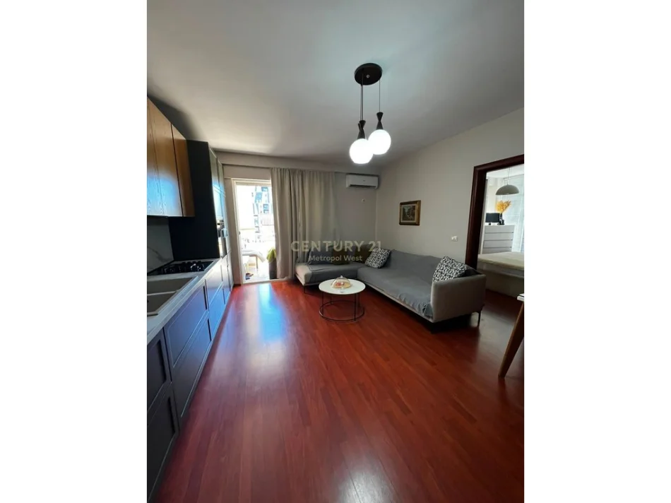 Tirane, jepet me qera apartament 1+1 Kati 8, 70 m² 600 € (Barrikada)