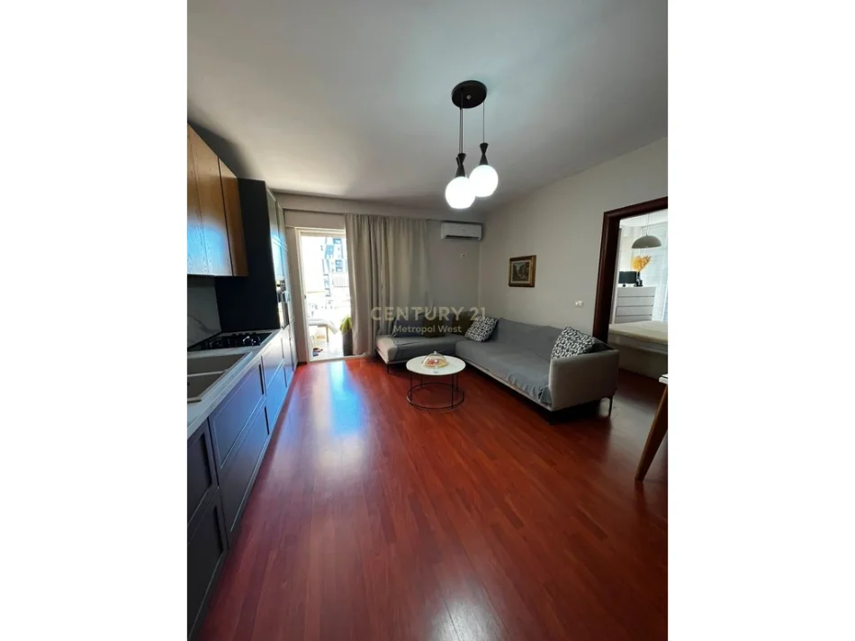 Tirane, jepet me qera apartament 1+1 Kati 8, 110 m² 600 € 
