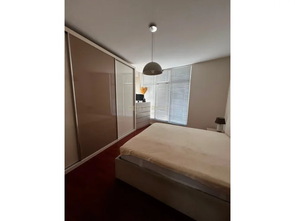 Tirane, jepet me qera apartament 1+1+Ballkon Kati 8, 110 m² 600 € (rruga e barrikadave)