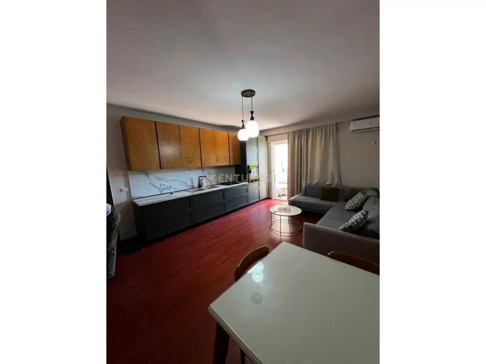 Tirane, jepet me qera apartament 1+1 Kati 8, 70 m² 600 € (Barrikada)
