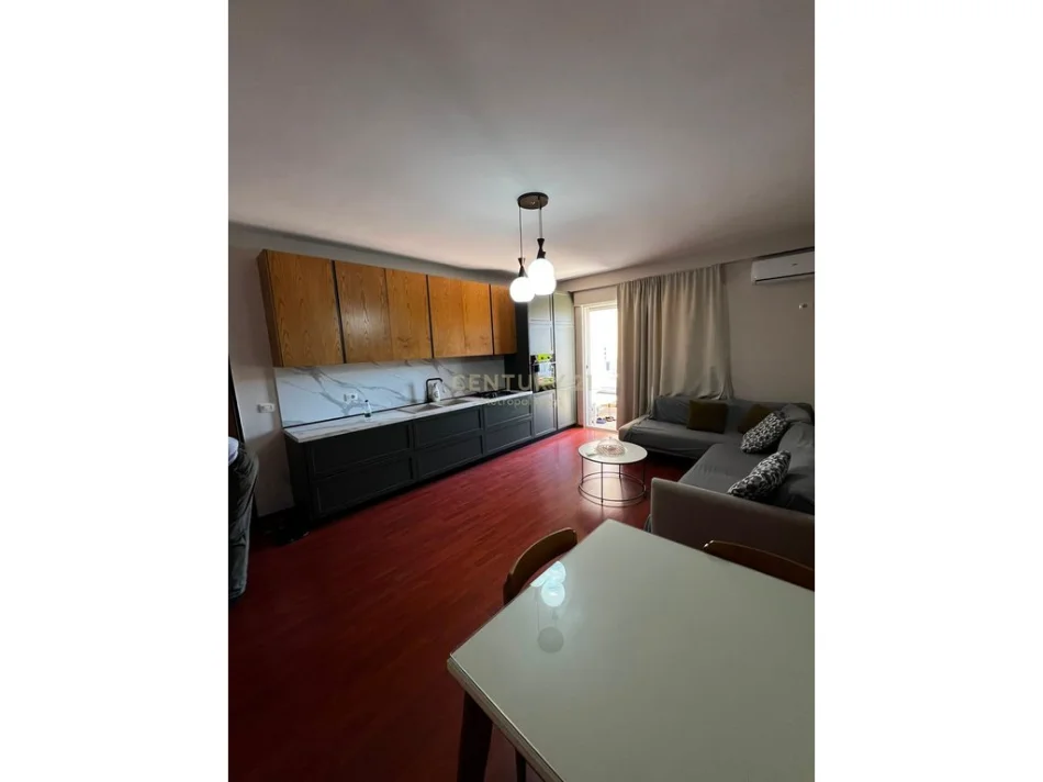 Tirane, jepet me qera apartament 1+1 Kati 8, 110 m² 600 € 
