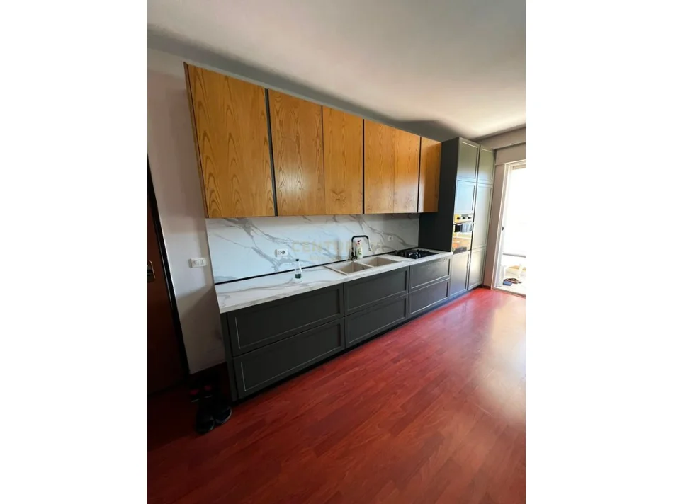 Tirane, jepet me qera apartament 1+1+Ballkon Kati 8, 110 m² 600 € (rruga e barrikadave)