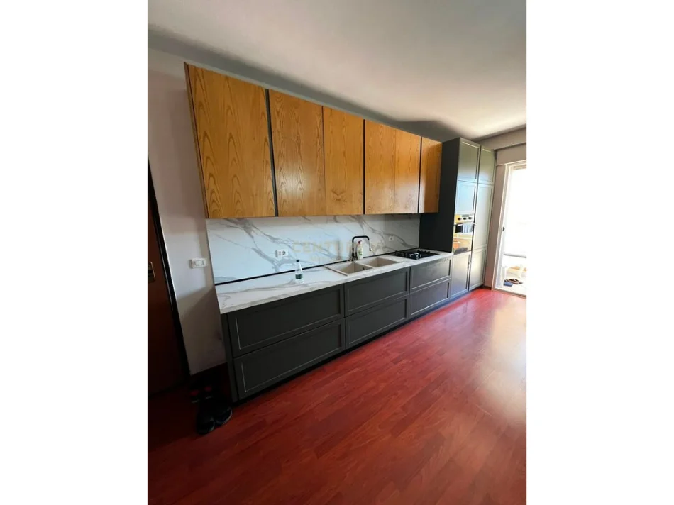 Tirane, jepet me qera apartament 1+1 Kati 8, 70 m² 600 € (Barrikada)