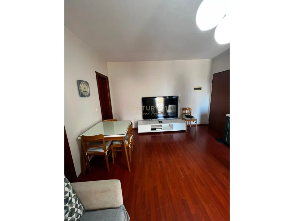 Tirane, jepet me qera apartament 1+1+Ballkon Kati 8, 110 m² 600 € (rruga e barrikadave)