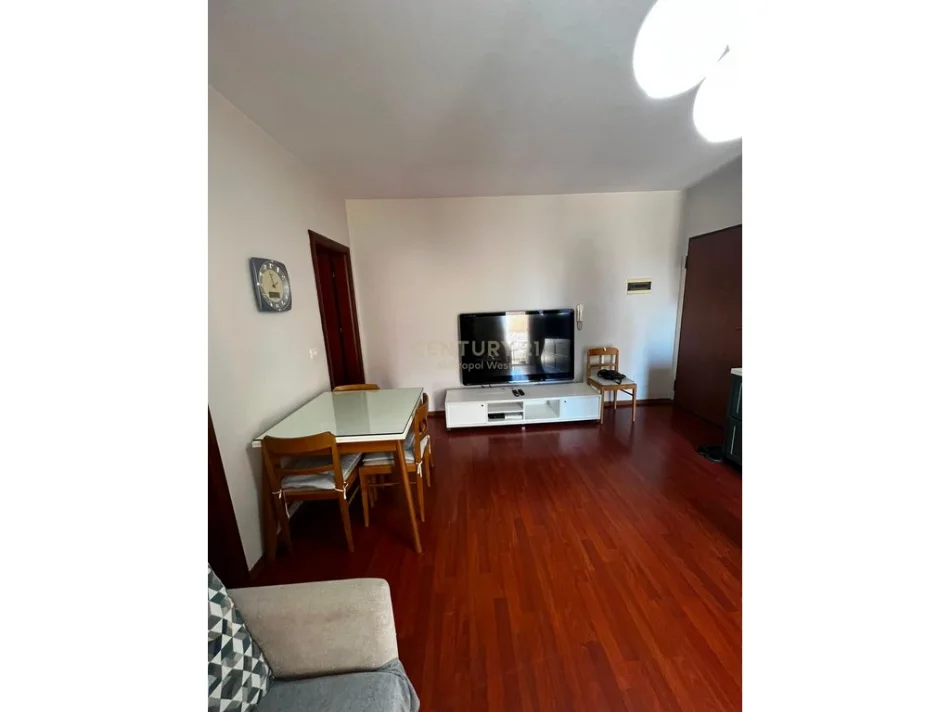 Tirane, jepet me qera apartament 1+1 Kati 8, 70 m² 600 € (Barrikada)