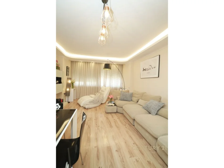 Tirane, jepet me qera apartament 2+1 Kati 6, 128 m² 1.000 € (komuna e parisit medar shtylla)