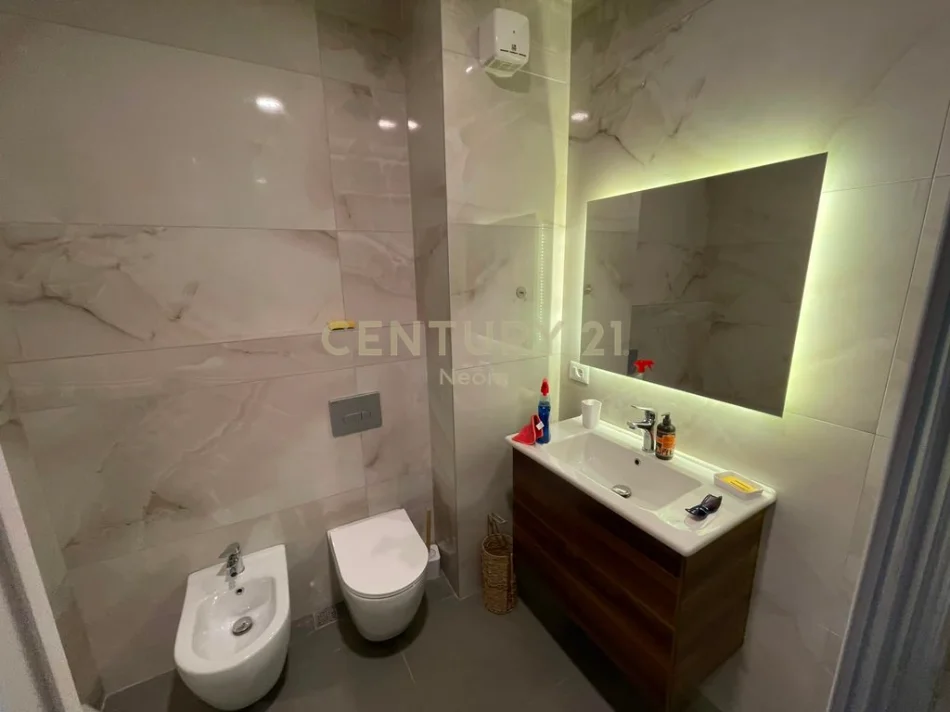 Tirane, jepet me qera apartament 1+1+Ballkon Kati 2, 73 m² 600 € (laprake)