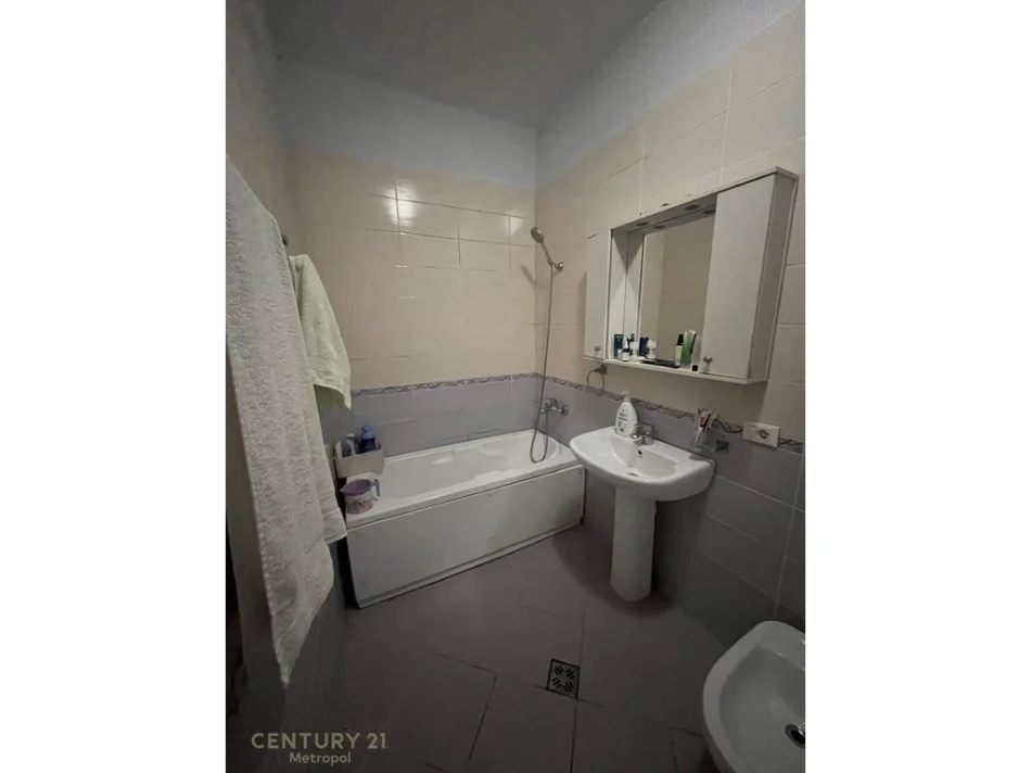 Tirane, shitet apartament 2+1 Kati 3, 106 m² 295.000 € (komuna e parisit kika 2)