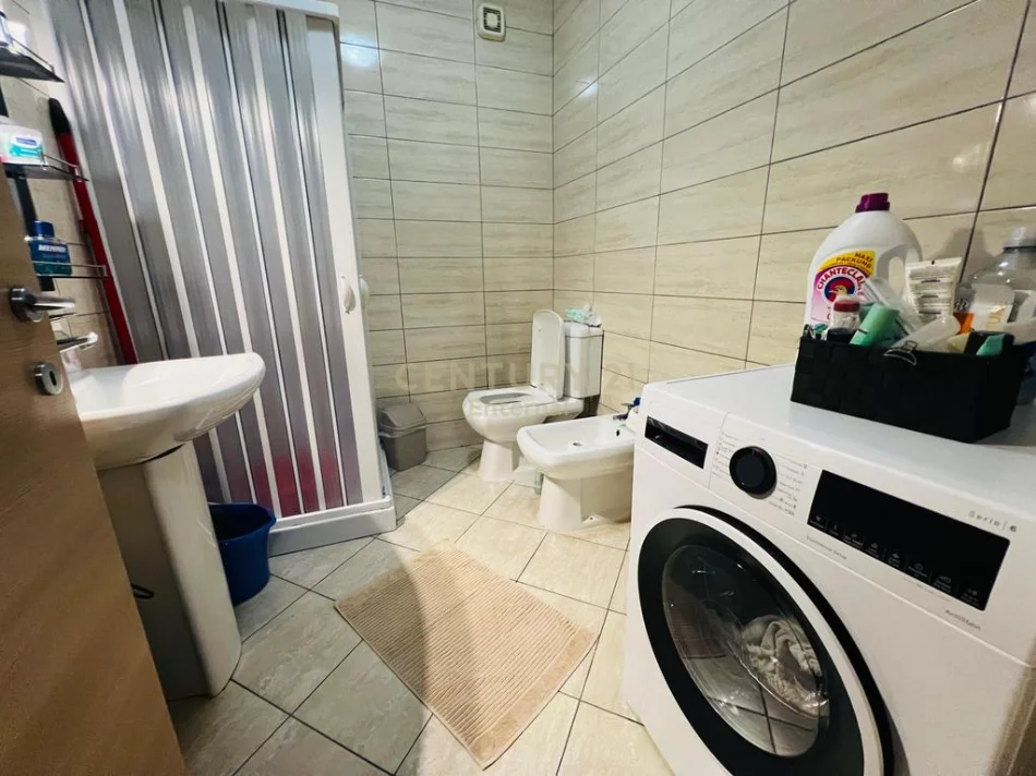 Tirane, jepet me qera apartament 2+1+Ballkon Kati 3, 104 m² 750 € (ATSH)