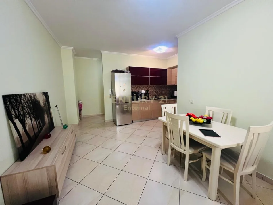Tirane, jepet me qera apartament 2+1+Ballkon Kati 3, 104 m² 750 € (ATSH)