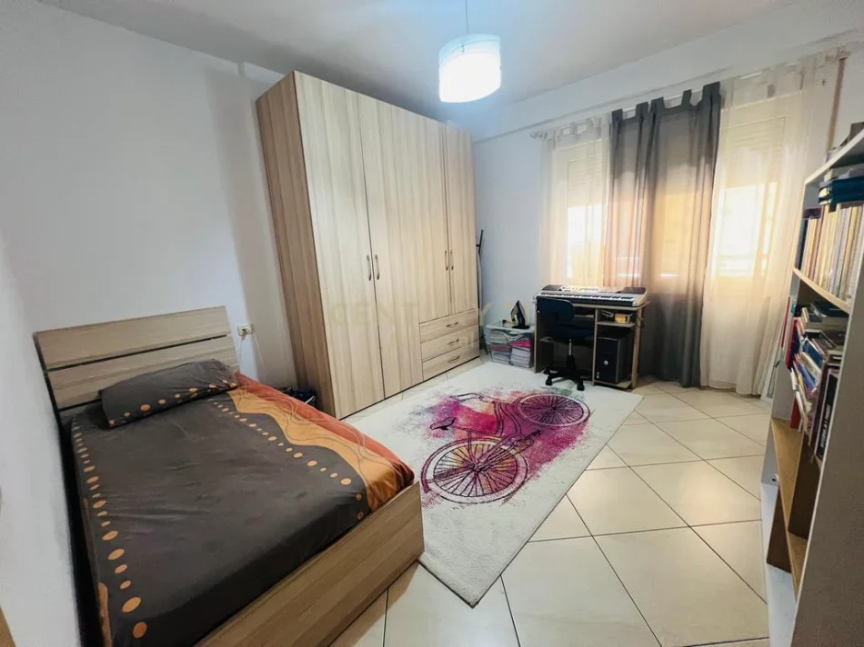 Tirane, jepet me qera apartament 2+1+Ballkon Kati 3, 104 m² 750 € (ATSH)