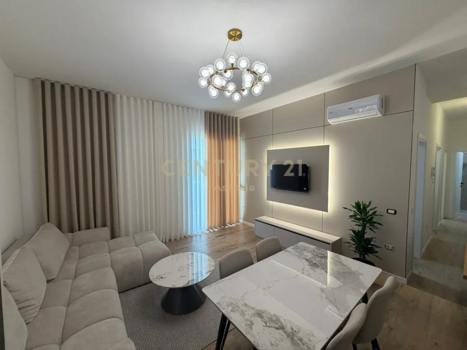 Tirane, jepet me qera apartament 2+1+Ballkon Kati 8, 85 m² 650 € (5 maji)