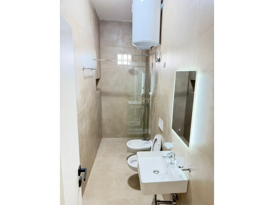Tirane, jepet me qera apartament 2+1+Ballkon Kati 8, 85 m² 650 € (5 maji)