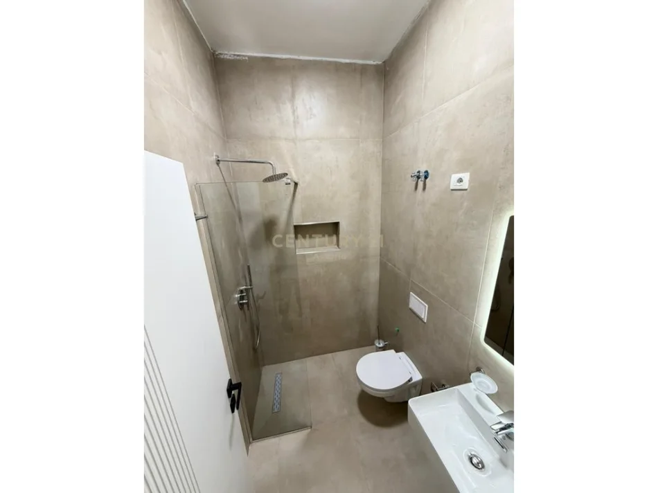 Tirane, jepet me qera apartament 2+1+Ballkon Kati 8, 85 m² 650 € (5 maji)
