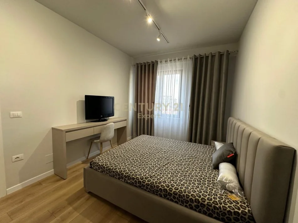 Tirane, jepet me qera apartament 2+1+Ballkon Kati 5, 95 m² 800 € (hipoteka)