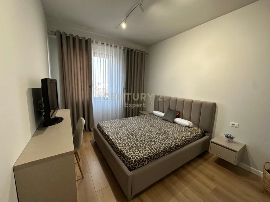 Tirane, jepet me qera apartament 2+1+Ballkon Kati 5, 95 m² 800 € (hipoteka)