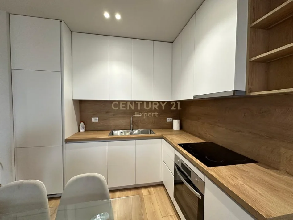 Tirane, jepet me qera apartament 2+1+Ballkon Kati 5, 95 m² 800 € (hipoteka)