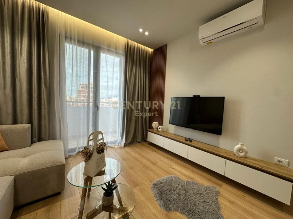 Tirane, jepet me qera apartament 2+1+Ballkon Kati 5, 95 m² 800 € (hipoteka)