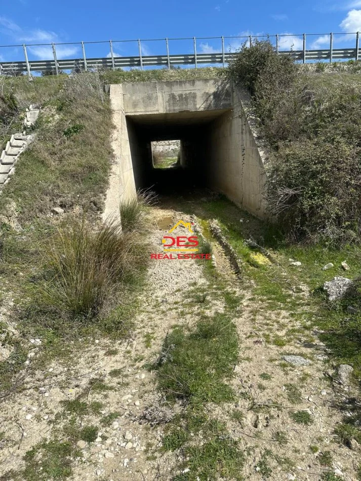 Vlore, shitet truall , 600 m² 90.000 € (Autostrada 100 Vjetori i Pavarsisë)