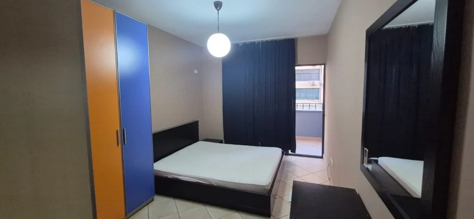 Tirane, jepet me qera apartament 2+1+Ballkon Kati 5, 95 m² 600 € (2+1)