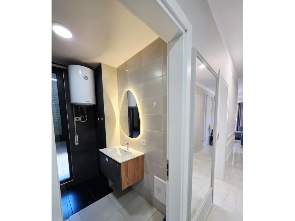 Tirane, jepet me qera apartament 1+1 Kati 8, 70 m² 800 € (komuna e parisit prane kompleksit dinamo)