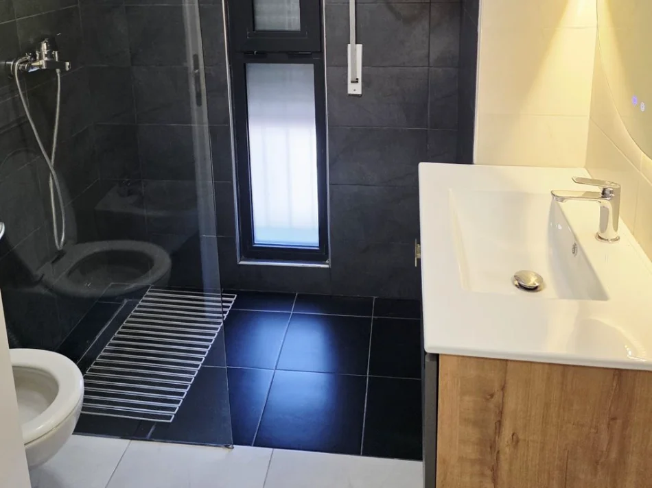 Tirane, jepet me qera apartament 1+1 Kati 8, 70 m² 800 € (komuna e parisit prane kompleksit dinamo)