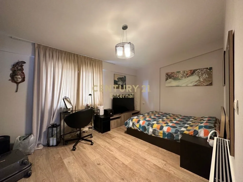 Tirane, jepet me qera apartament 3+1+Ballkon Kati 1, 170 m² 1.400 € (kodra e diellit 1)