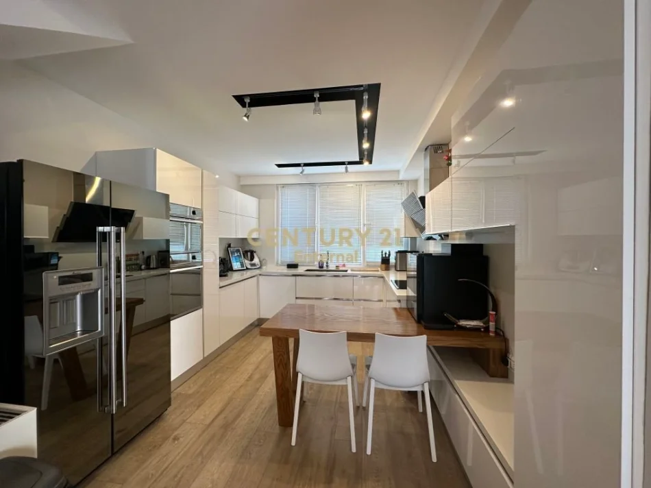 Tirane, jepet me qera apartament 3+1+Ballkon Kati 1, 170 m² 1.400 € (kodra e diellit 1)