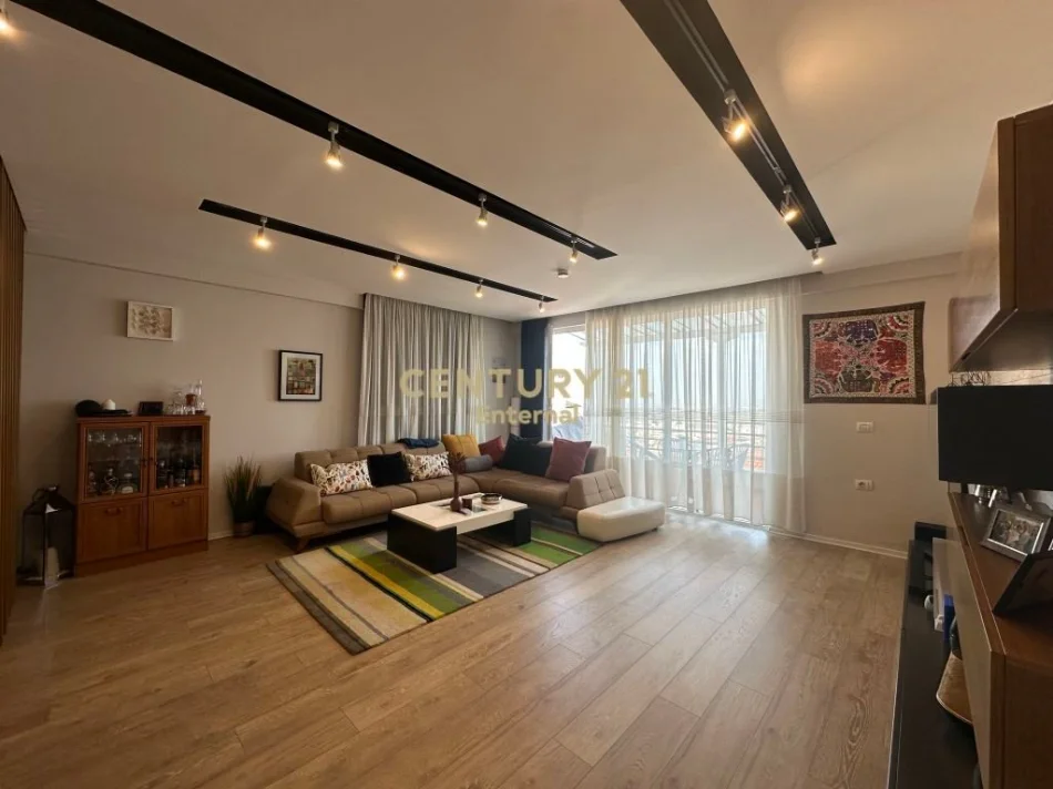 Tirane, jepet me qera apartament 3+1+Ballkon Kati 1, 170 m² 1.400 € (kodra e diellit 1)