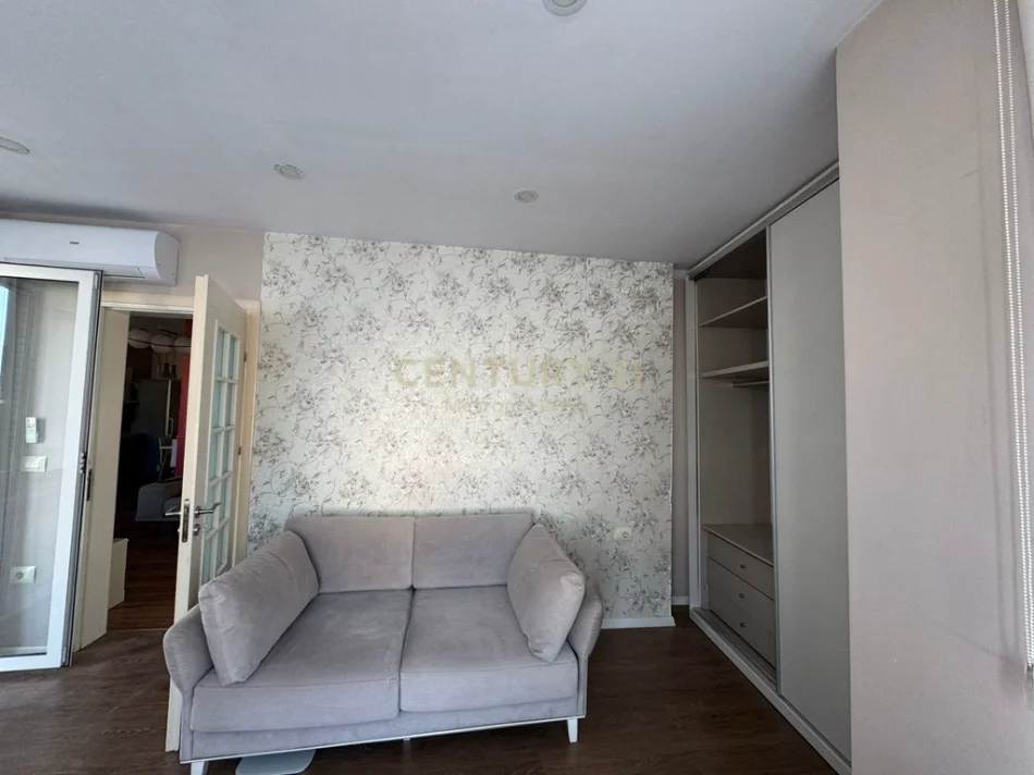 Tirane, jepet me qera apartament 2+1+Ballkon Kati 8, 110 m² 700 € (Rruga e Barrikadave)