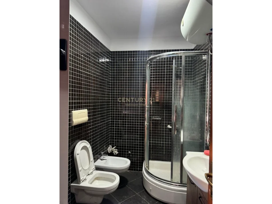 Tirane, jepet me qera apartament 2+1+Ballkon Kati 8, 110 m² 700 € (Rruga e Barrikadave)