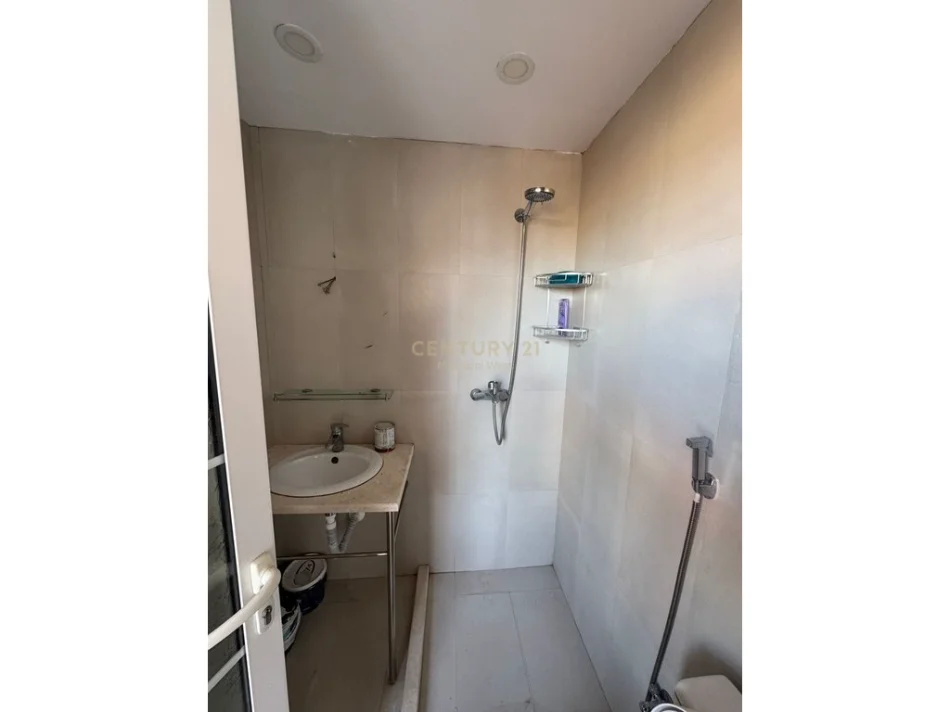 Tirane, jepet me qera apartament 2+1+Ballkon Kati 8, 110 m² 700 € (Rruga e Barrikadave)