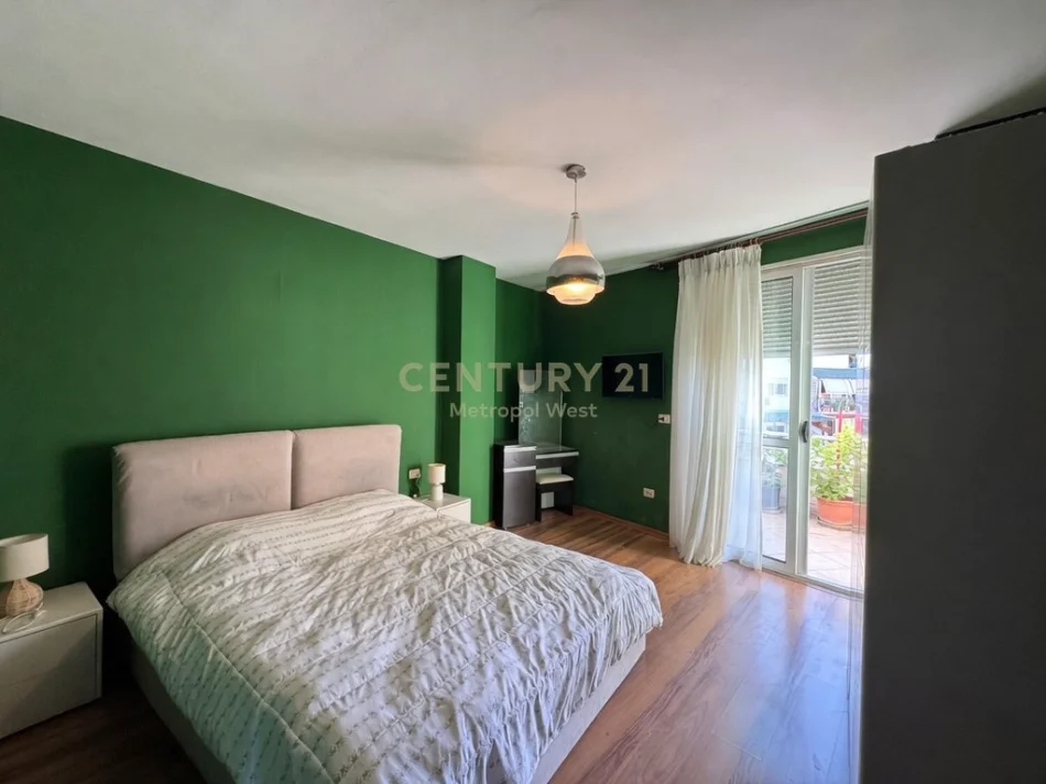Tirane, jepet me qera apartament 2+1+Ballkon Kati 8, 110 m² 700 € (Rruga e Barrikadave)