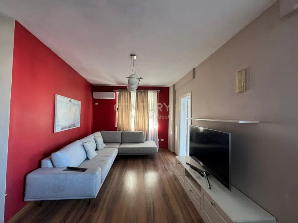 Tirane, jepet me qera apartament 2+1+Ballkon Kati 8, 110 m² 700 € (Rruga e Barrikadave)