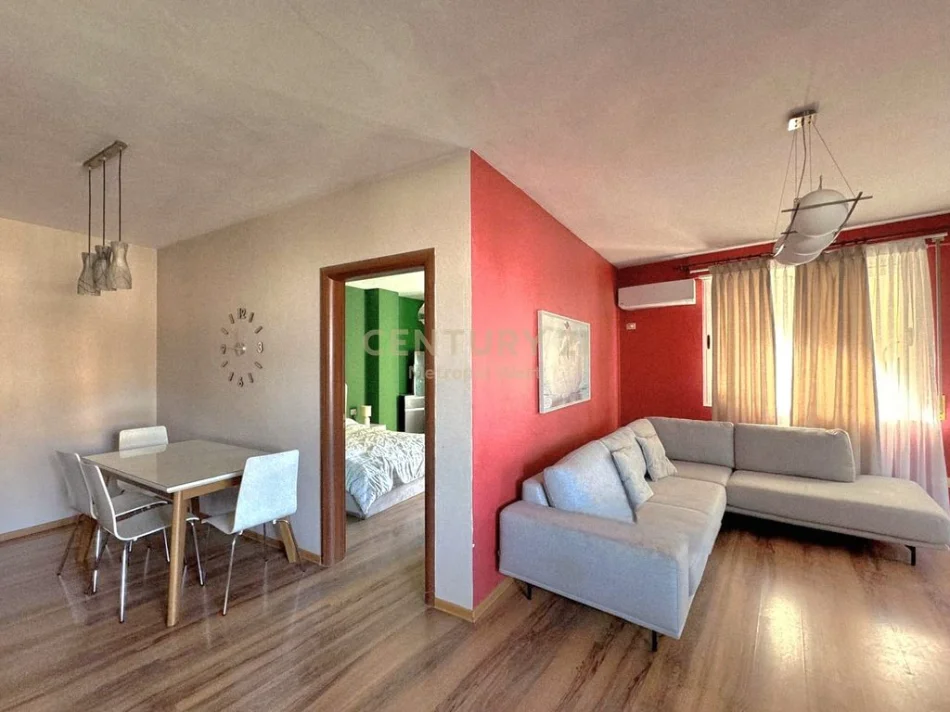 Tirane, jepet me qera apartament 2+1+Ballkon Kati 8, 110 m² 700 € (Rruga e Barrikadave)