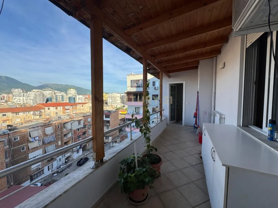 Tirane, jepet me qera apartament 2+1+Ballkon Kati 8, 110 m² 700 € (Rruga e Barrikadave)