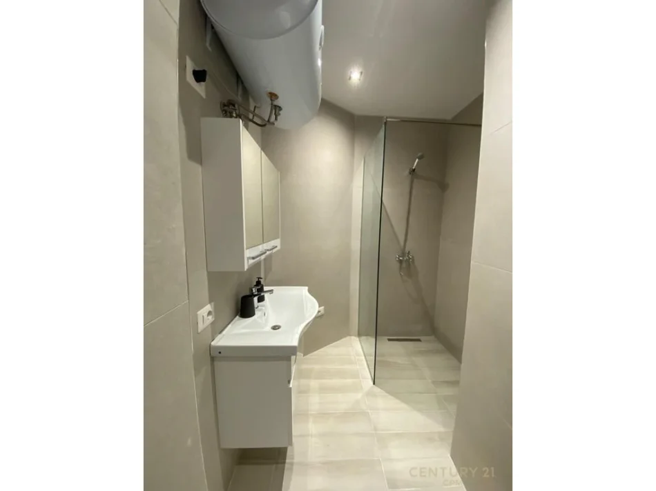 Tirane, jepet me qera apartament 1+1 Kati 2, 65 m² 550 € (21 dhjetori inxhinieria e ndertimit)