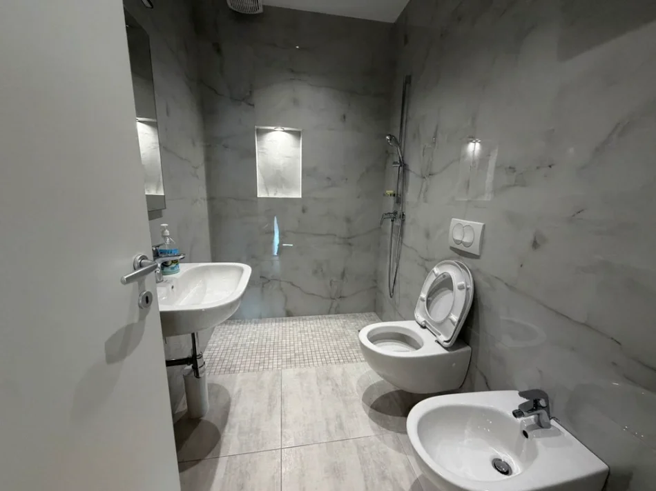 Tirane, jepet me qera apartament 2+1 Kati 8, 90 m² 1.600 € (rruga e barrikadave)