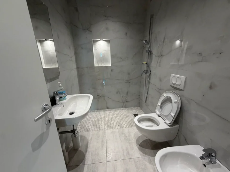 Tirane, jepet me qera apartament 2+1 Kati 8, 90 m² 1.600 € (rruga e barrikadave)